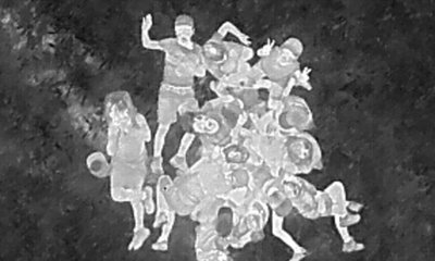 Kinder spielen Rehkitz unter der Kamera der Wärmebilddrohne